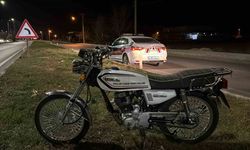 Kaldırıma çarpıp devrilen motosiklette 2 kişi yaralandı