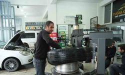 Kar yağdı, sürücüler lastikçilere akın etti