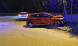 Kontrolden çıkan otomobil, beton direğe çarptı