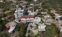 Mahallelinin uygun yer bulamaması üzerine inşa edilen caminin altından 6 metre genişliğinde yol geçiyor