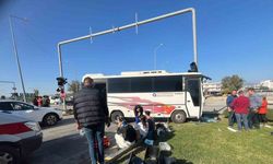 Midibüsü ile otomobil çarpıştı: 4 yaralı