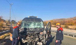 Minibüs ile kamyon çarpıştı: 1 yaralı