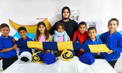 Öğrenciler kendi atkılarını örerek kışa hazırlanıyor