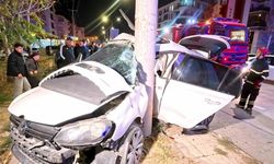 Otomobil direğe saplandı 2 ağır yaralı