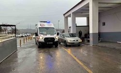 Otomobil ile Traktör Çarpıştı: 5 Yaralı