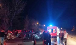 Otomobiller kafa kafaya çarpıştı: 7 yaralı