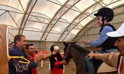 Özel özel ihtiyaç sahibi çocuklara atla terapi