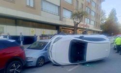 Park halindeki araçlara çarpan otomobil yan yattı: 1 yaralı