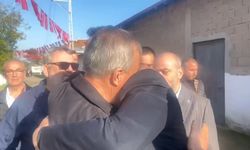 Şehit babası MHP’li başkana sarılıp "Beni Devlet Bahçeli’ye götürün" dedi