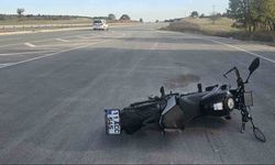 Seyir halindeki motosiklet önüne çıkan köpeğe çarptı: 2 yaralı