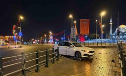 Seyir halindeyken uyuyan otomobil sürücüsü bariyerlere girdi