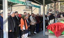 Sokak ortasında öldürülen kadına oğlundan son görev