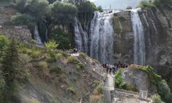 Sonbaharda Tortum Şelalesi’nde ziyaretçi yoğunluğu