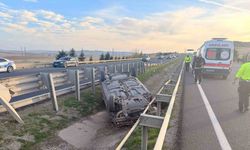 Sürücüsünün direksiyon hakimiyetini kaybettiği otomobil refüjde ters döndü: 1’i çocuk 3 yaralı