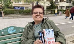 Tek gözüyle  66 yaşında her gün 300 sayfa kitap okuyor