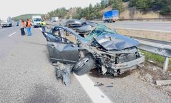 TEM’de otomobil kamyona çarptı: 3 yaralandı.