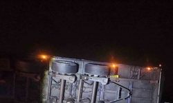 tır devrildi, yol ulaşıma kapandı