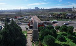 Tır üstgeçide çarptı