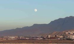 Van’da eş zamanlı güzellik: Ay doğarken güneş battı