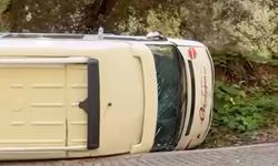 Yedigöller Milli Parkı’nda minibüs devrildi