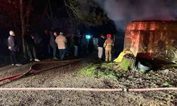 Yıldırım düştü: 2 araç yandı