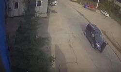 Yolun karşısına geçmek isteyen yaşlı adama aracın çarpma anı kamerada