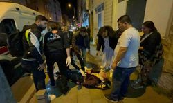 Yolun karşısına geçmeye çalışan yayaya motosiklet böyle çarptı