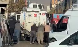 Yüksekova’da görenleri gülümseten anlar: Arızalan zırhlı araca vatandaş imecesi