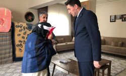 Şehit Anası Türk Bayrağını Öpüp Anlına Koydu