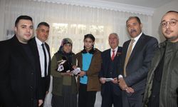 İKİ ŞEHİT  BABASINA ANLAMLI ZİYARET