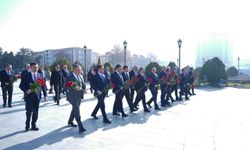 Valiler, Haydar Aliyev Anıtına Karanfil Bıraktı