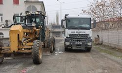 IĞDIR BELEDİYESİ KARAAĞAÇ MAHALLESİ’NDE YOLLARI YENİLİYOR: REGLAJ VE MICIR DÖKÜMÜ DEVAM EDİYOR