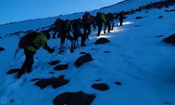 Ağrı Dağı’nda kar altında zorlu tırmanış başladı