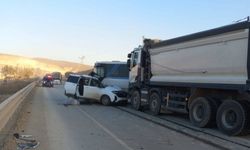 Araçla minibüs çarpıştı: 1 ölü