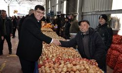 Başkan Eyüp Kahveci, Fatih Mahallesi Semt Pazarı’nda esnaf ve vatandaşlarla buluştu