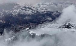 Beyaz gelinliğini giydi