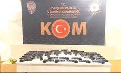 Çekicinin üzerindeki araçtan 480 adet tabanca ve ve 6 bin 812 adet silah parçası çıktı