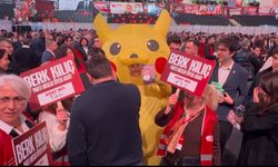 CHP Kurultayı’na bir kişi Pikachu kostümüyle katıldı