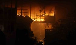 Çıkan yangında 9 iş yeri zarar gördü