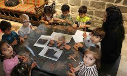 Çocuklar kendi eserlerini yapıp sergiliyor