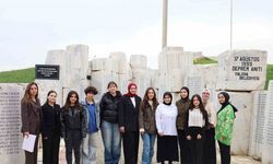 Deprem Anıtı’nda gençlerden anlamlı çalışma