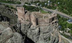 Engüzekkapı Kalesi bin yıllık ihtişamıyla ziyaretçilerini bekliyor