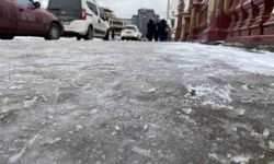 Eskişehir'de kaldırımlar buz pistine döndü