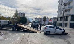 Hafif ticari araç ile otomobil kavşakta çarpıştı: 4 yaralı