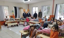 Hayırseverden öğrencilere mont ve bot desteği