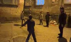 Hendek ve çatışmalarla gündeme gelen Sur’da polis ve çocuklar gece saatlerinde top oynadı