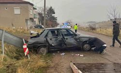 Hurdaya dönen araçta 3 kişi yaralandı