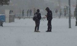 Kars'ta yoğun kar yağışı: Vatandaşlar kar altında halay çekti