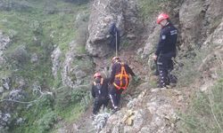 Mahsur kalan vatandaş itfaiye ekiplerince kurtarıldı