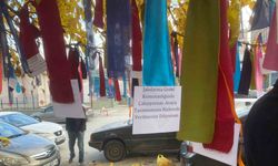 Memurlar bakanlığın önündeki ağacı ’dilek ağacı’na çevirdi